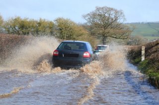 Conduzir com mais segurança na chuva e inundações