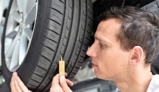 Os perigos de viajar com pneus desgastados no verão
