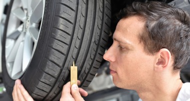 Os perigos de viajar com pneus desgastados no verão