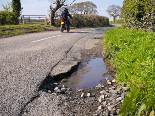 As más superfícies das estradas, como buracos, podem representar um perigo real