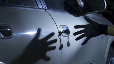 Feche a porta do crime automóvel